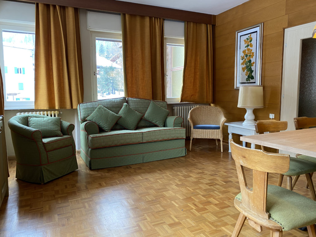 Soggiorno e Balcone Appartamento Grande Affitto Vacanze Villa Ginestra Dolomiti Moena
